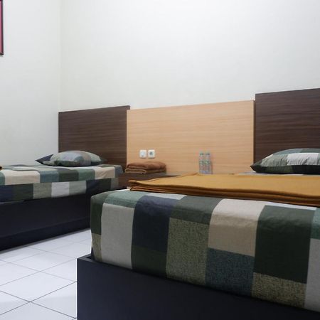 Hotel Taman Indah Madiun Buitenkant foto