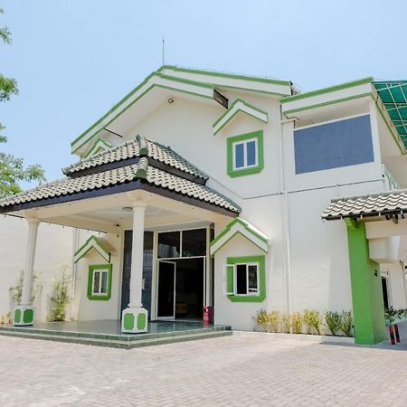 Hotel Taman Indah Madiun Buitenkant foto