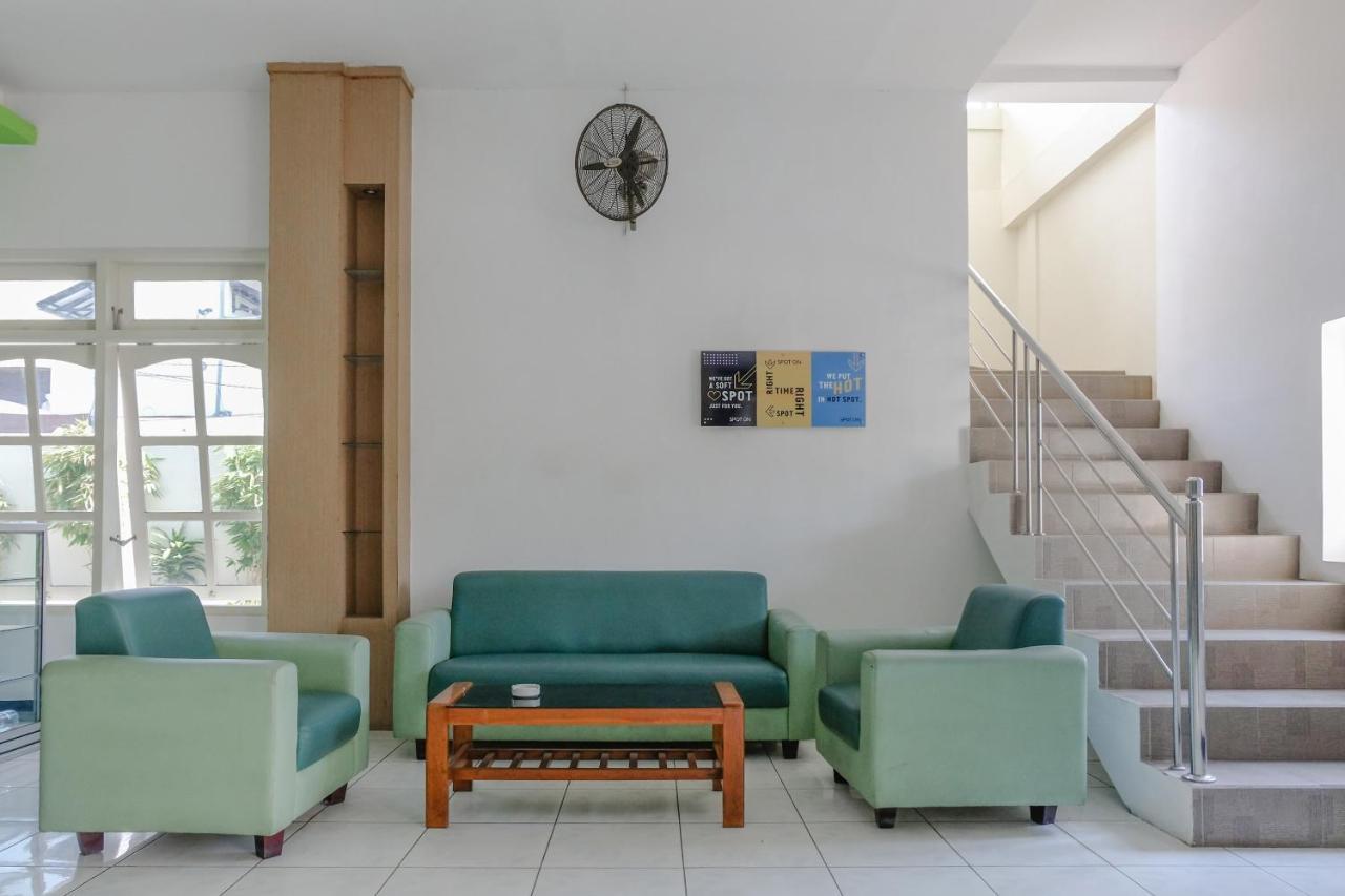 Hotel Taman Indah Madiun Buitenkant foto
