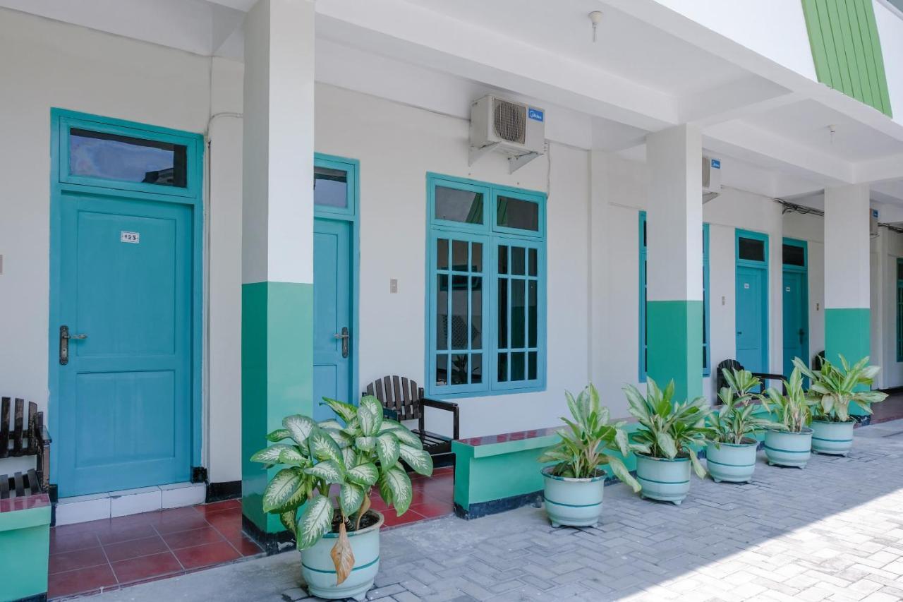 Hotel Taman Indah Madiun Buitenkant foto