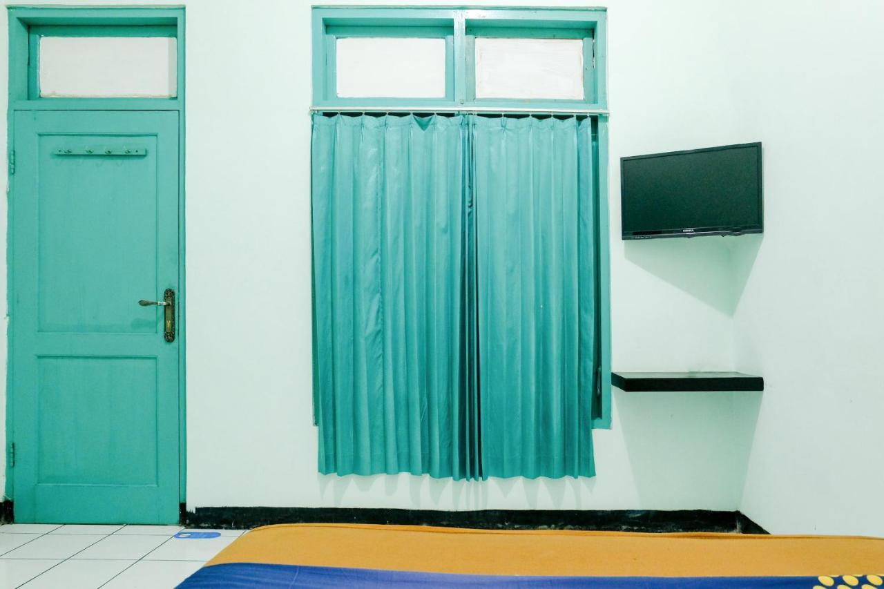 Hotel Taman Indah Madiun Buitenkant foto