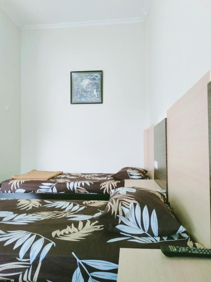 Hotel Taman Indah Madiun Buitenkant foto