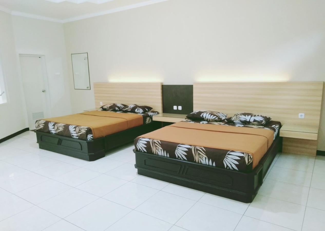 Hotel Taman Indah Madiun Buitenkant foto