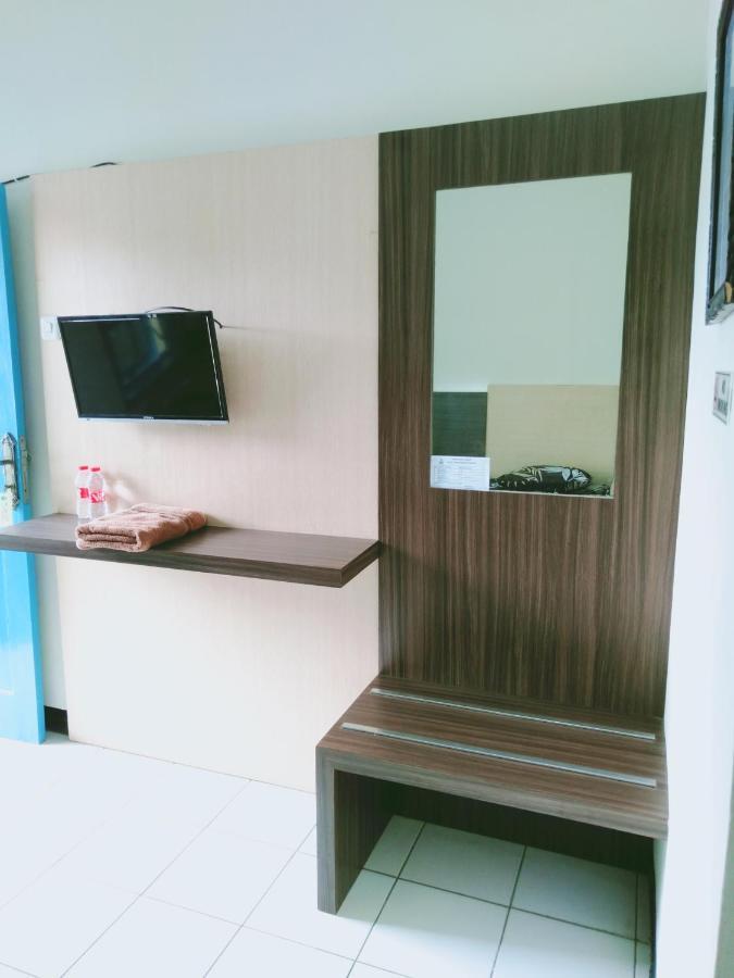 Hotel Taman Indah Madiun Buitenkant foto