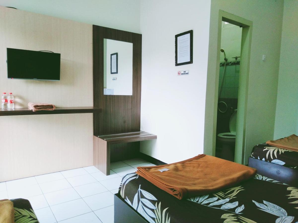 Hotel Taman Indah Madiun Buitenkant foto