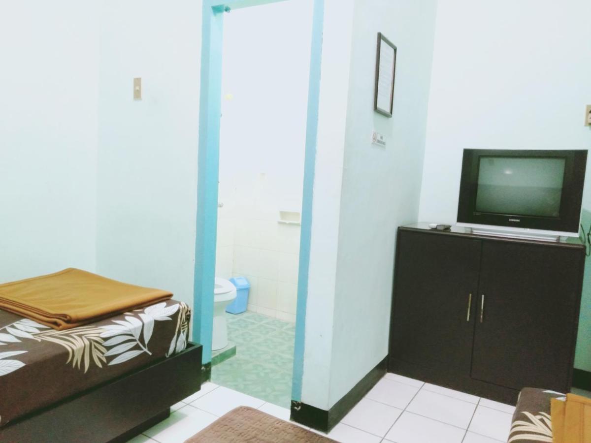 Hotel Taman Indah Madiun Buitenkant foto