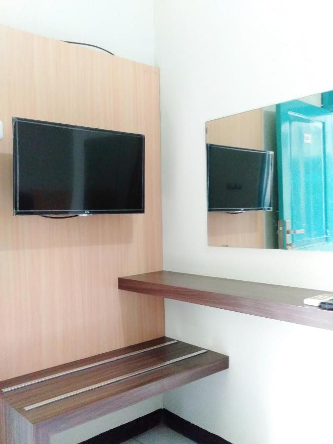 Hotel Taman Indah Madiun Buitenkant foto