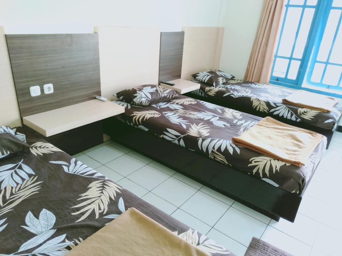 Hotel Taman Indah Madiun Buitenkant foto