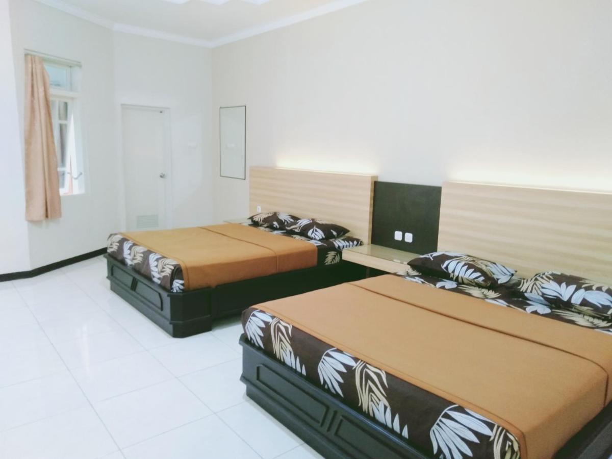 Hotel Taman Indah Madiun Buitenkant foto
