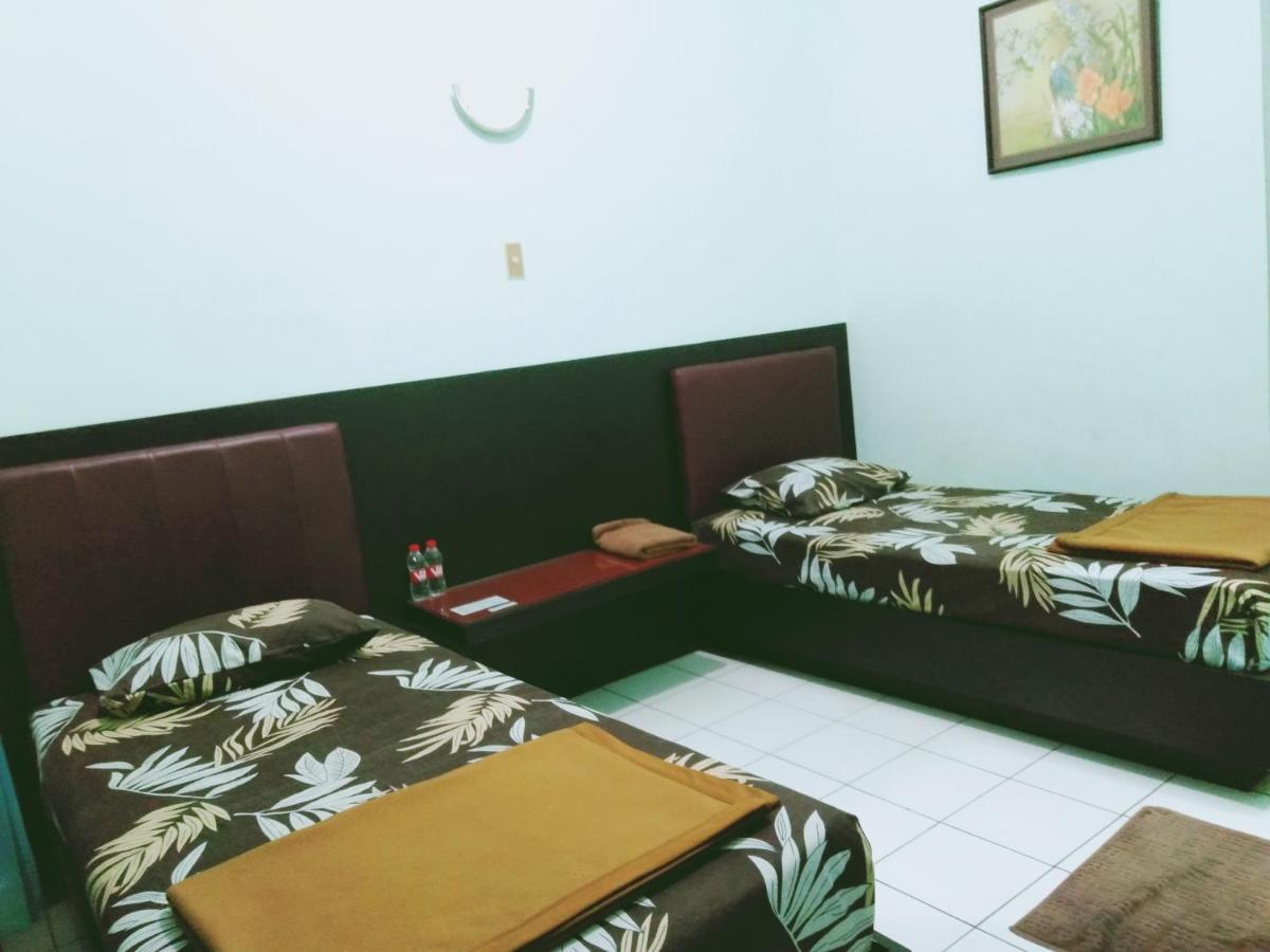 Hotel Taman Indah Madiun Buitenkant foto