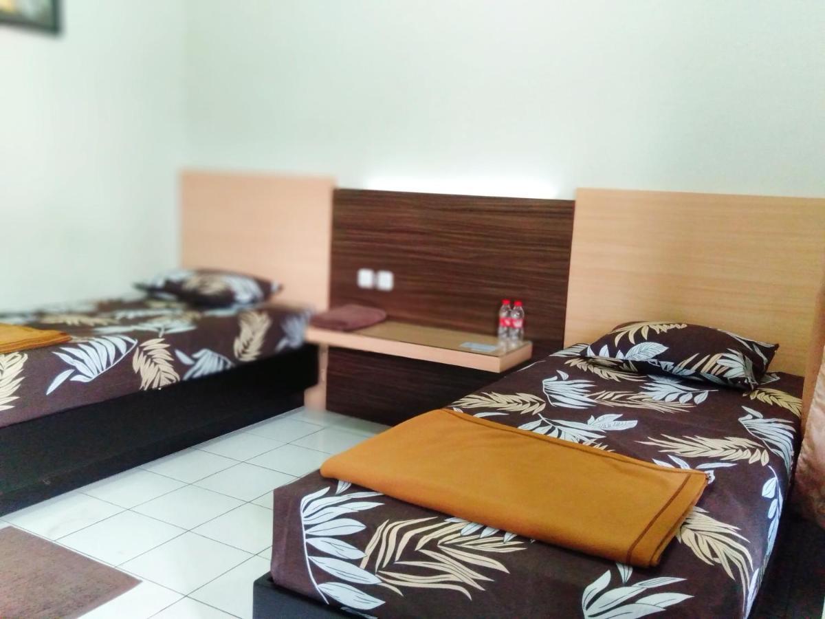 Hotel Taman Indah Madiun Buitenkant foto
