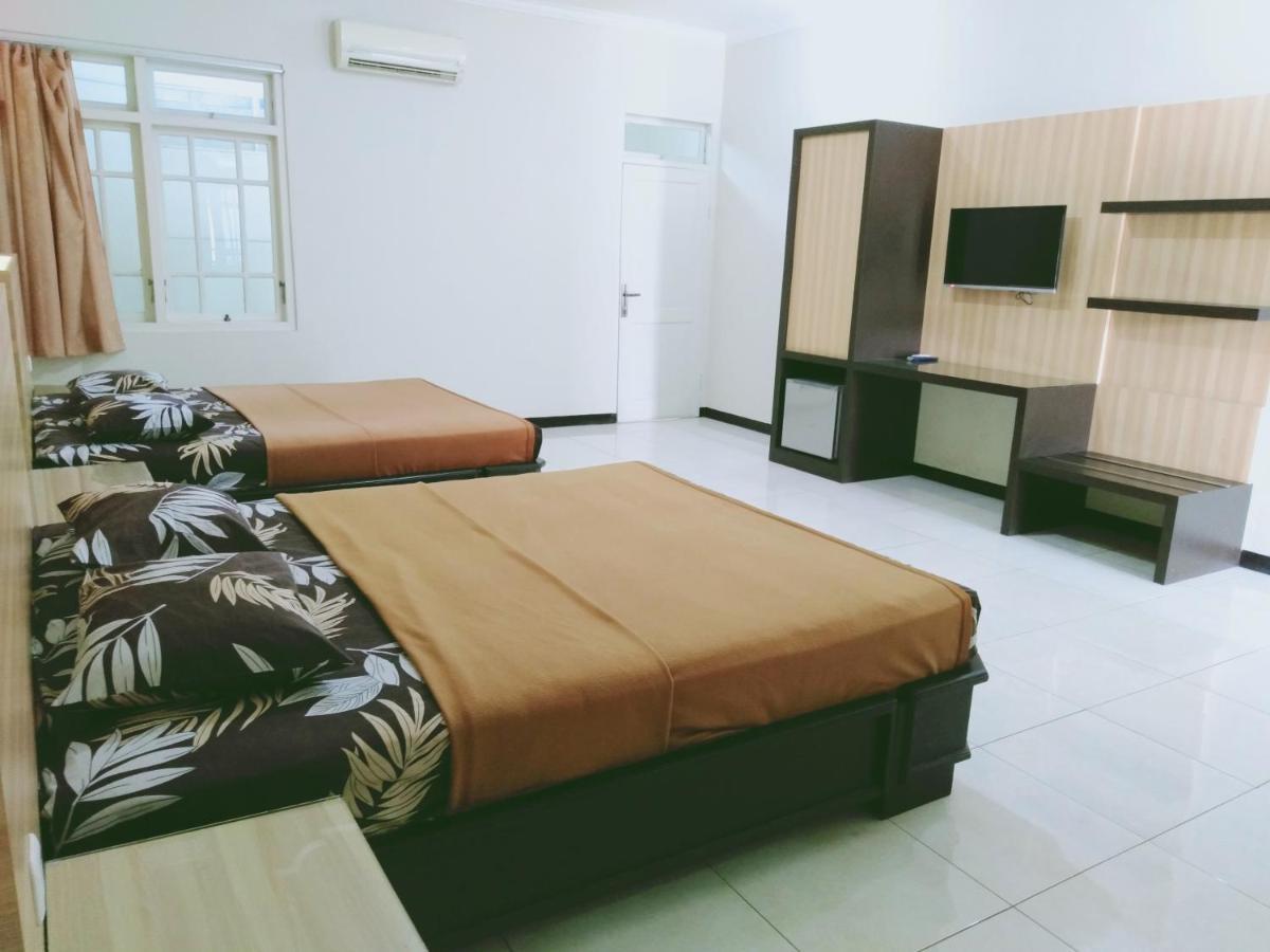 Hotel Taman Indah Madiun Buitenkant foto
