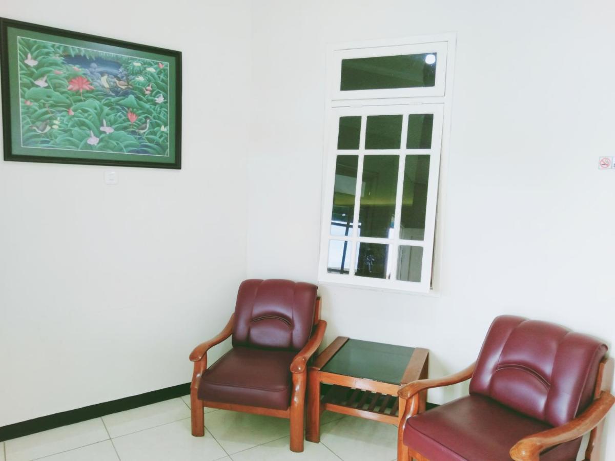 Hotel Taman Indah Madiun Buitenkant foto