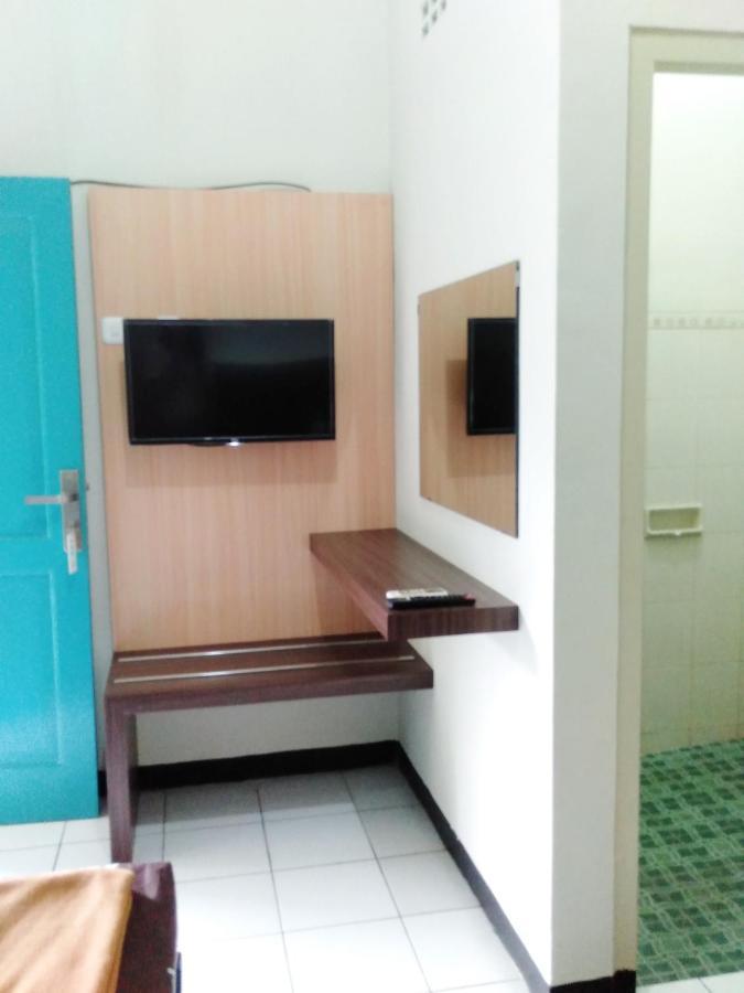 Hotel Taman Indah Madiun Buitenkant foto