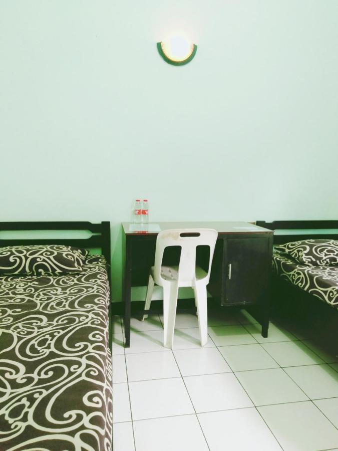 Hotel Taman Indah Madiun Buitenkant foto
