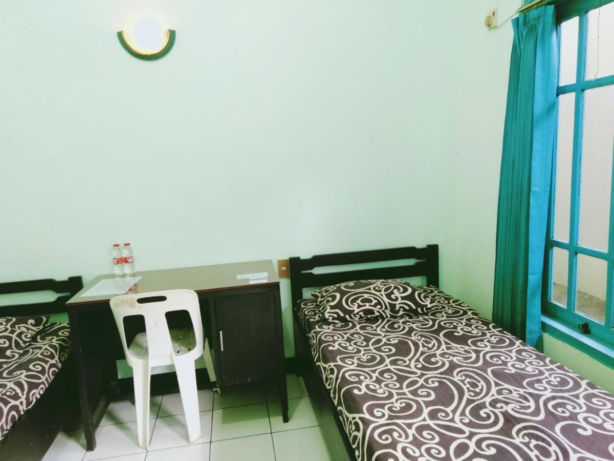 Hotel Taman Indah Madiun Buitenkant foto
