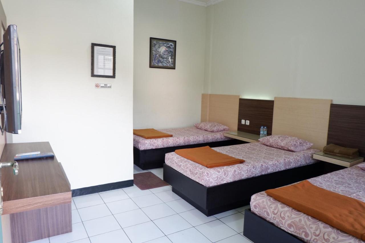Hotel Taman Indah Madiun Buitenkant foto