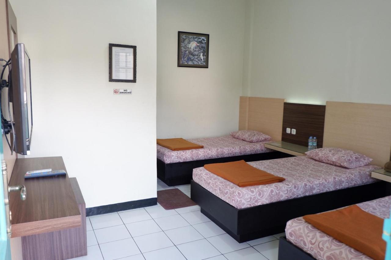 Hotel Taman Indah Madiun Buitenkant foto