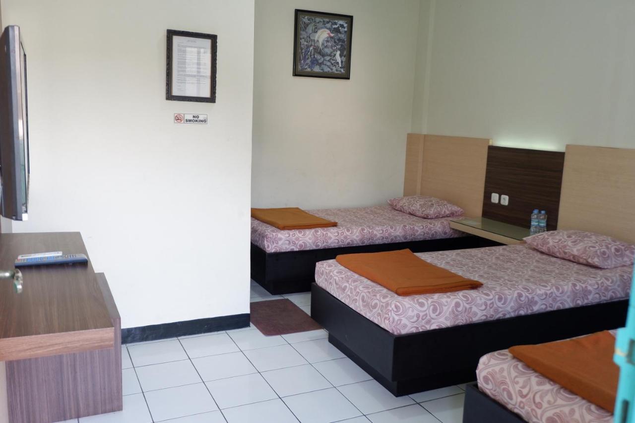 Hotel Taman Indah Madiun Buitenkant foto