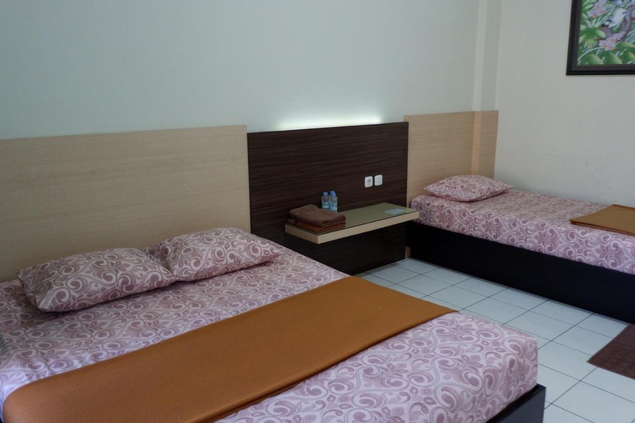 Hotel Taman Indah Madiun Buitenkant foto