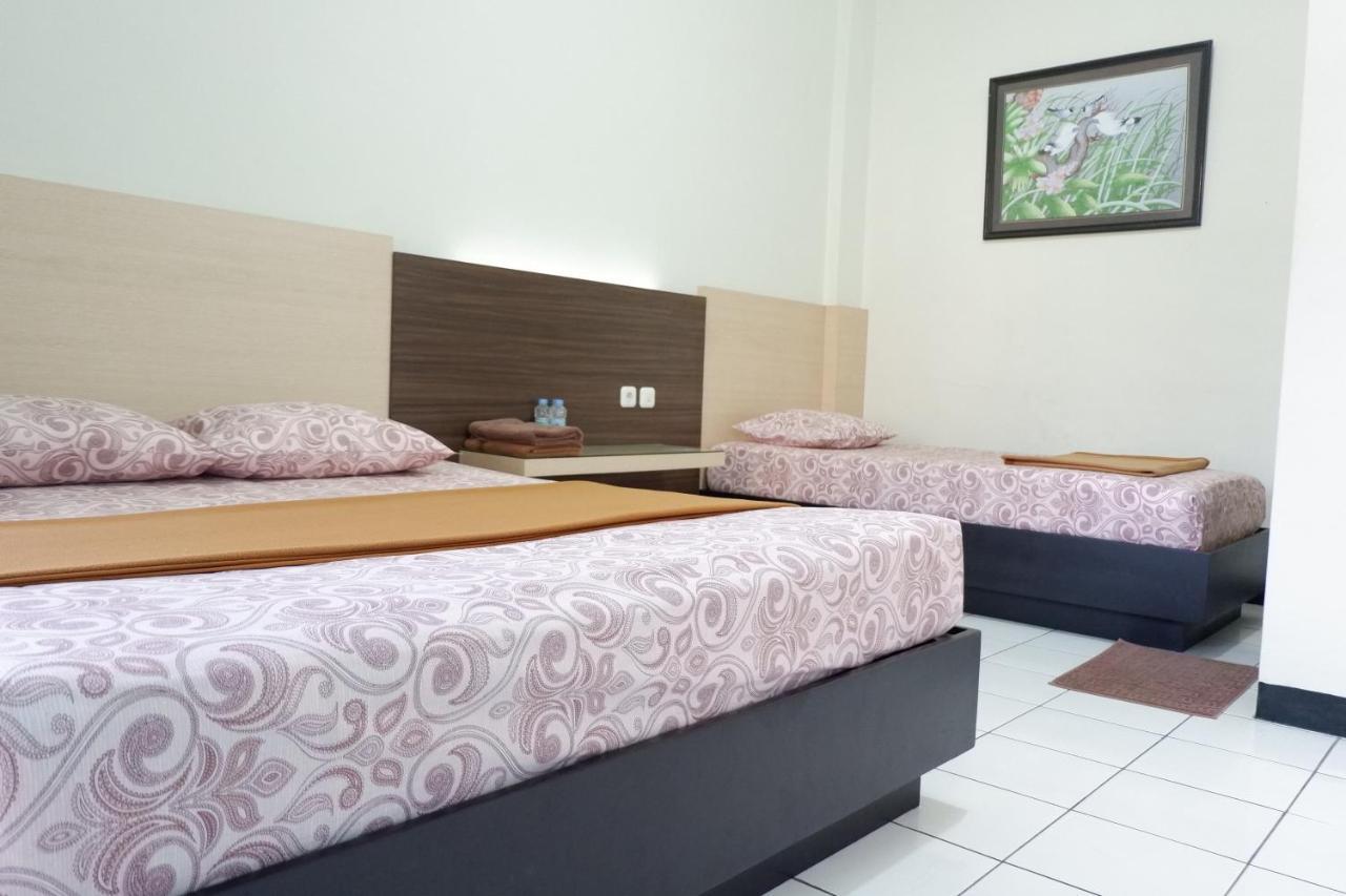 Hotel Taman Indah Madiun Buitenkant foto