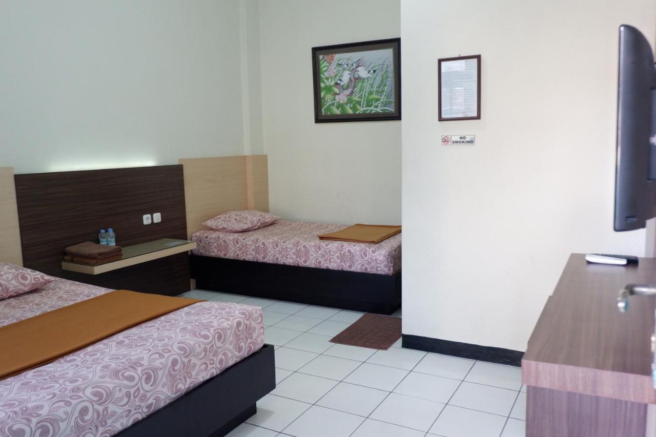 Hotel Taman Indah Madiun Buitenkant foto