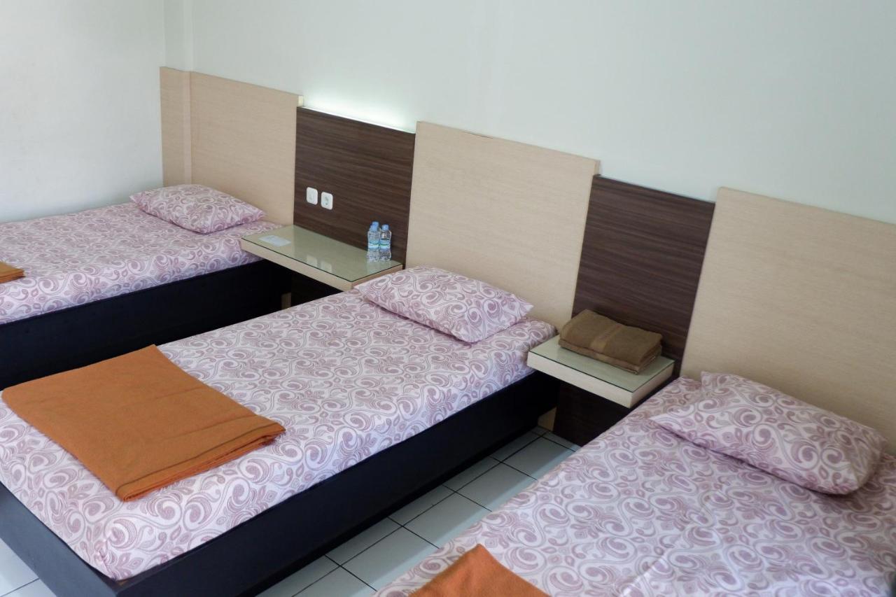 Hotel Taman Indah Madiun Buitenkant foto