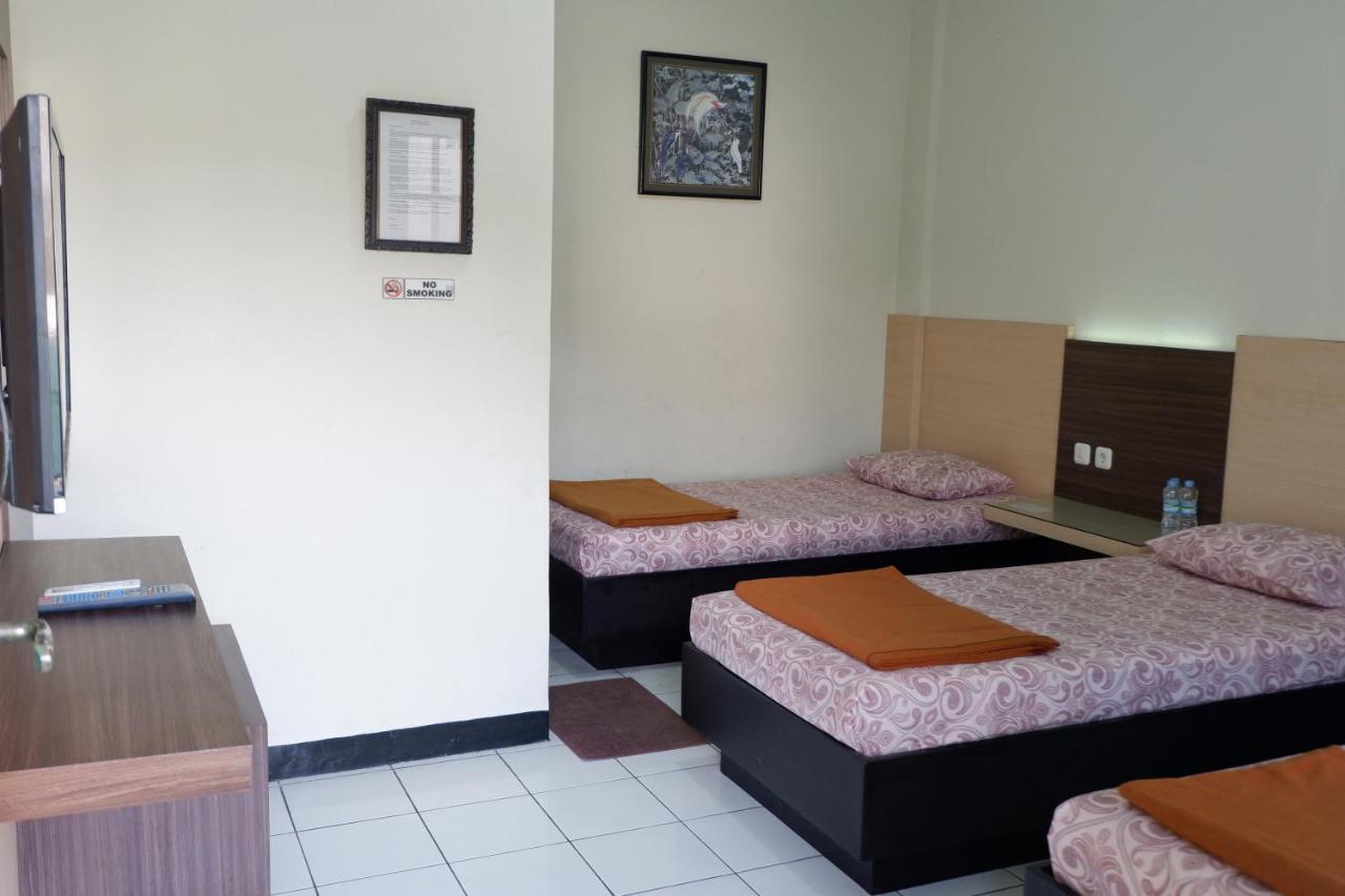 Hotel Taman Indah Madiun Buitenkant foto