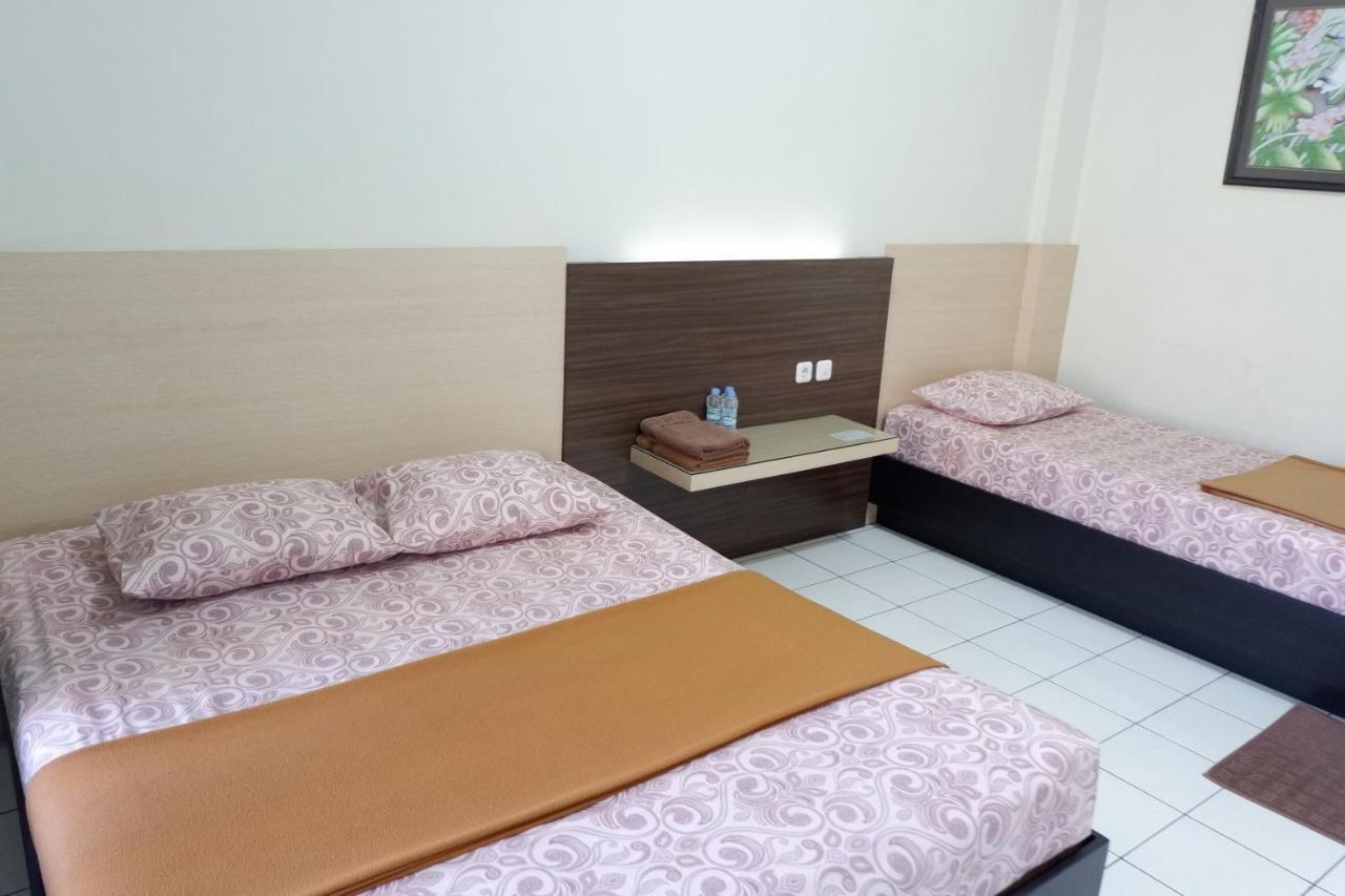 Hotel Taman Indah Madiun Buitenkant foto