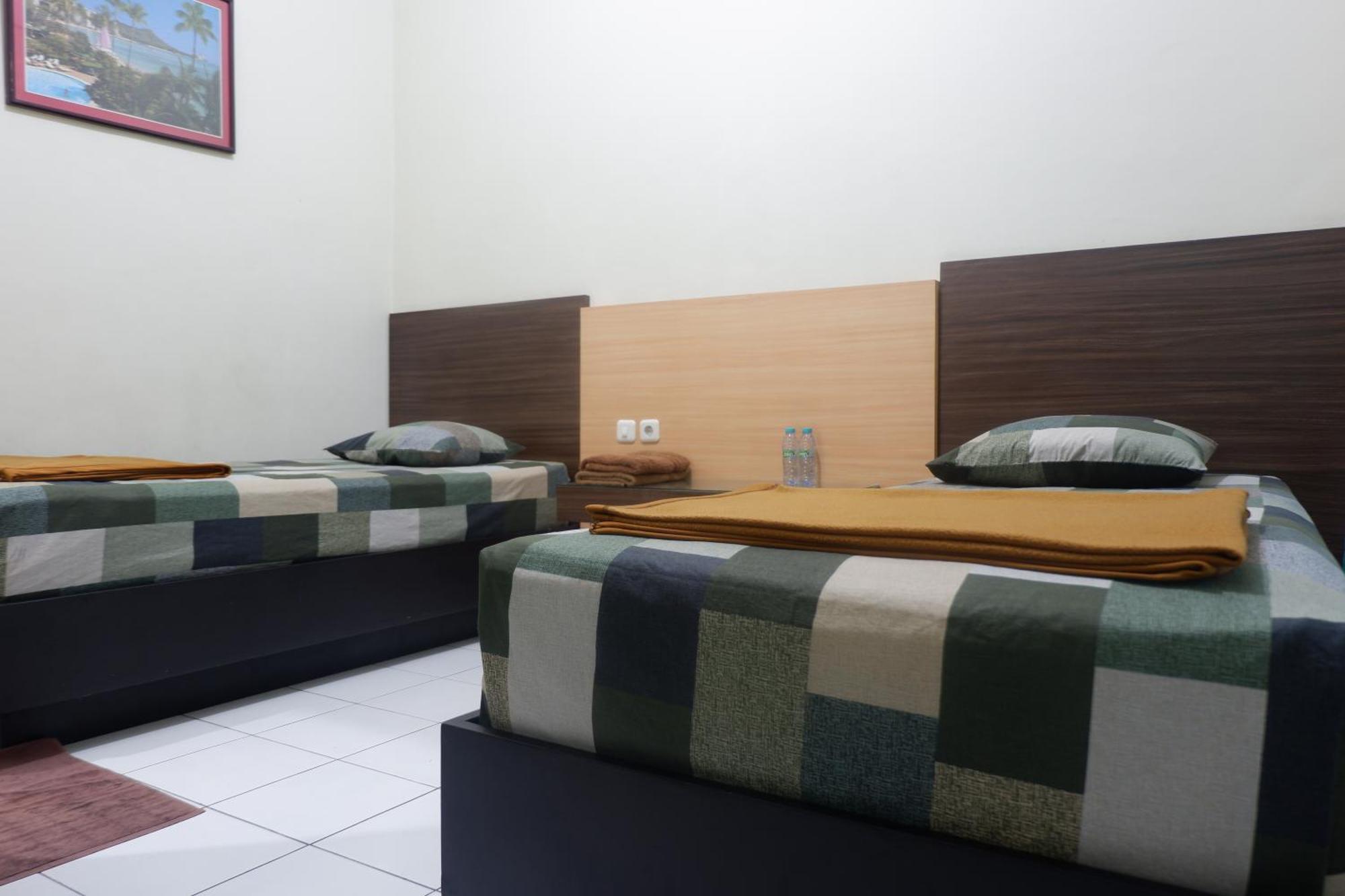 Hotel Taman Indah Madiun Buitenkant foto