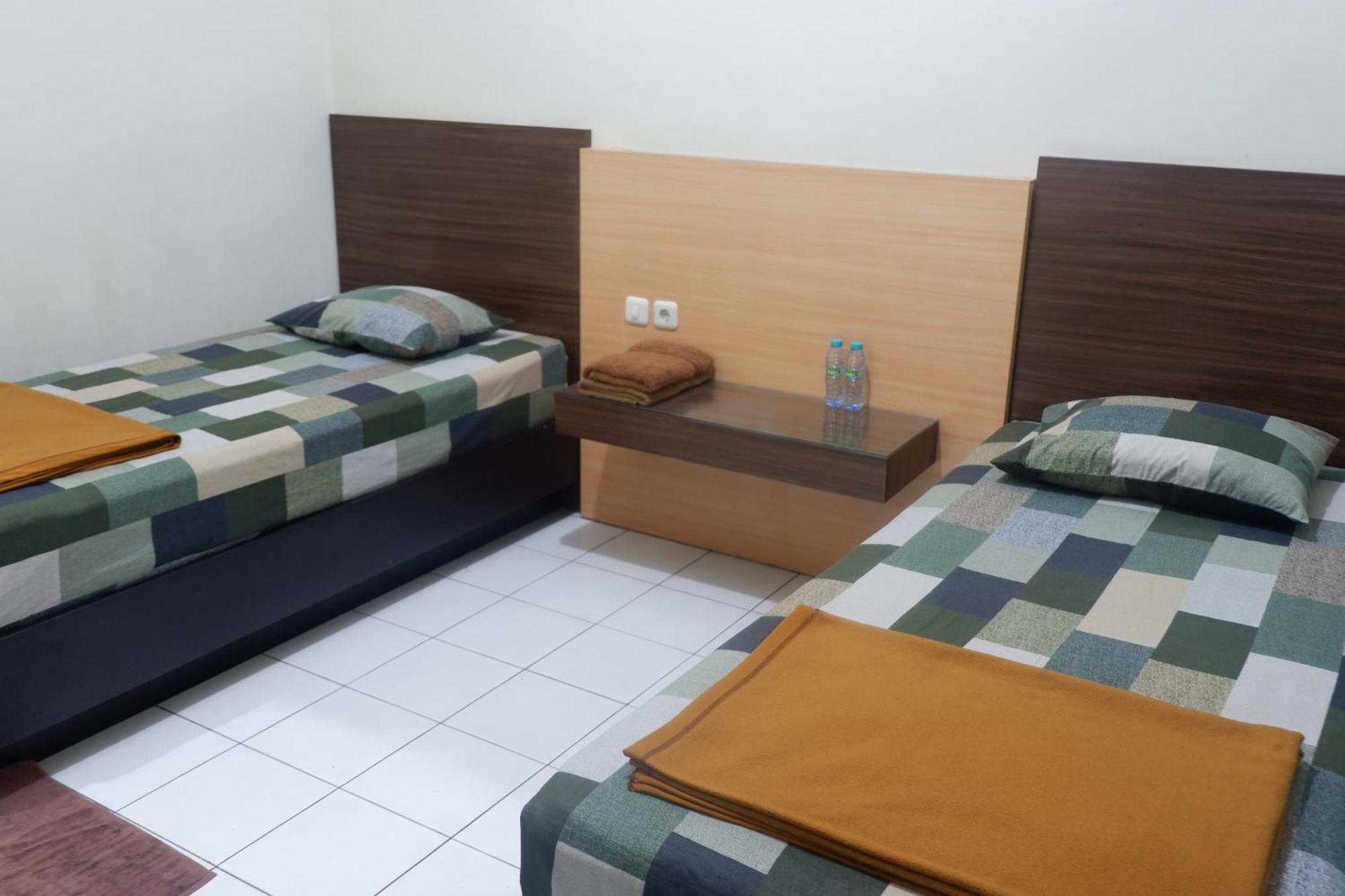 Hotel Taman Indah Madiun Buitenkant foto