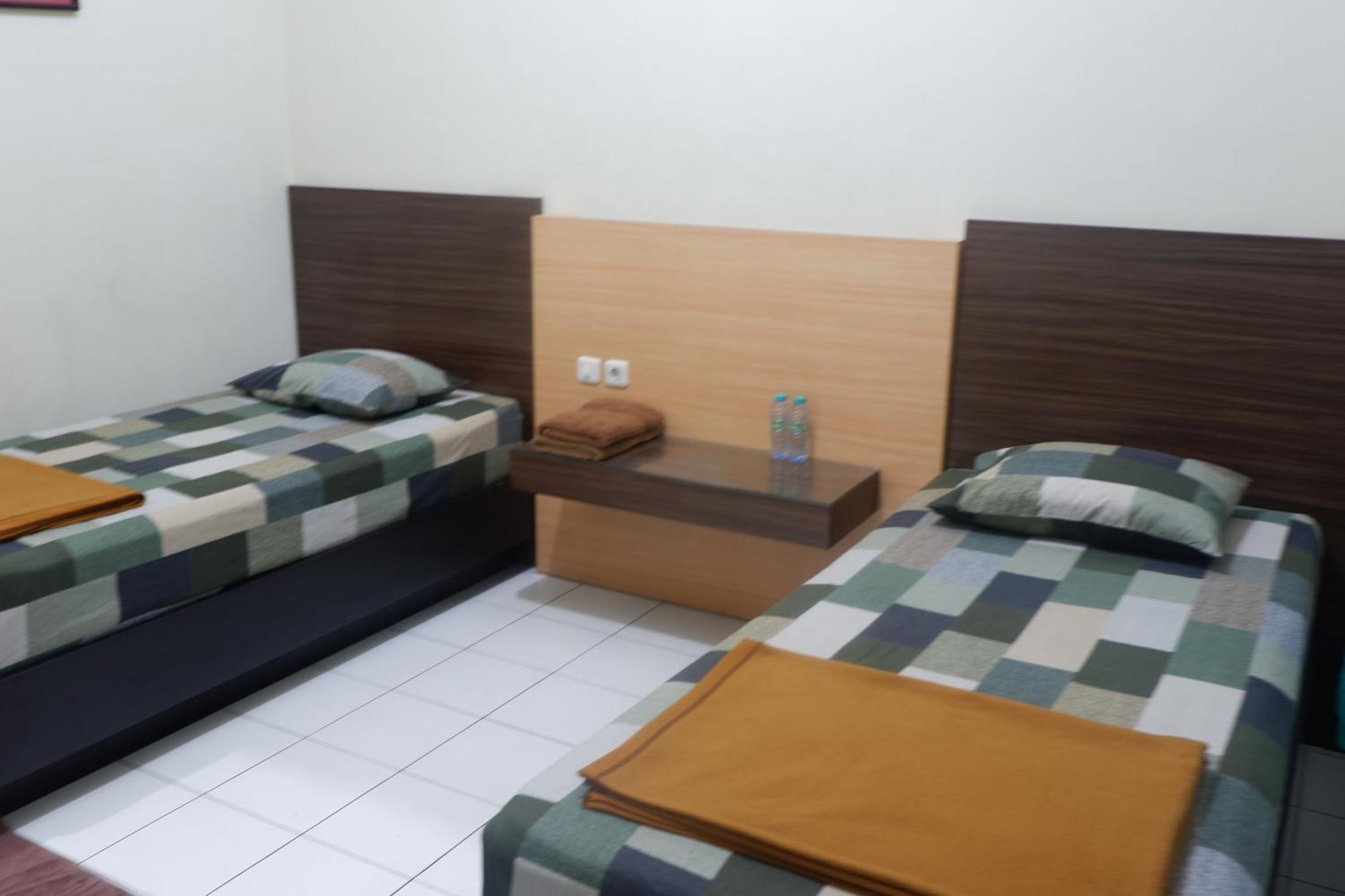 Hotel Taman Indah Madiun Buitenkant foto