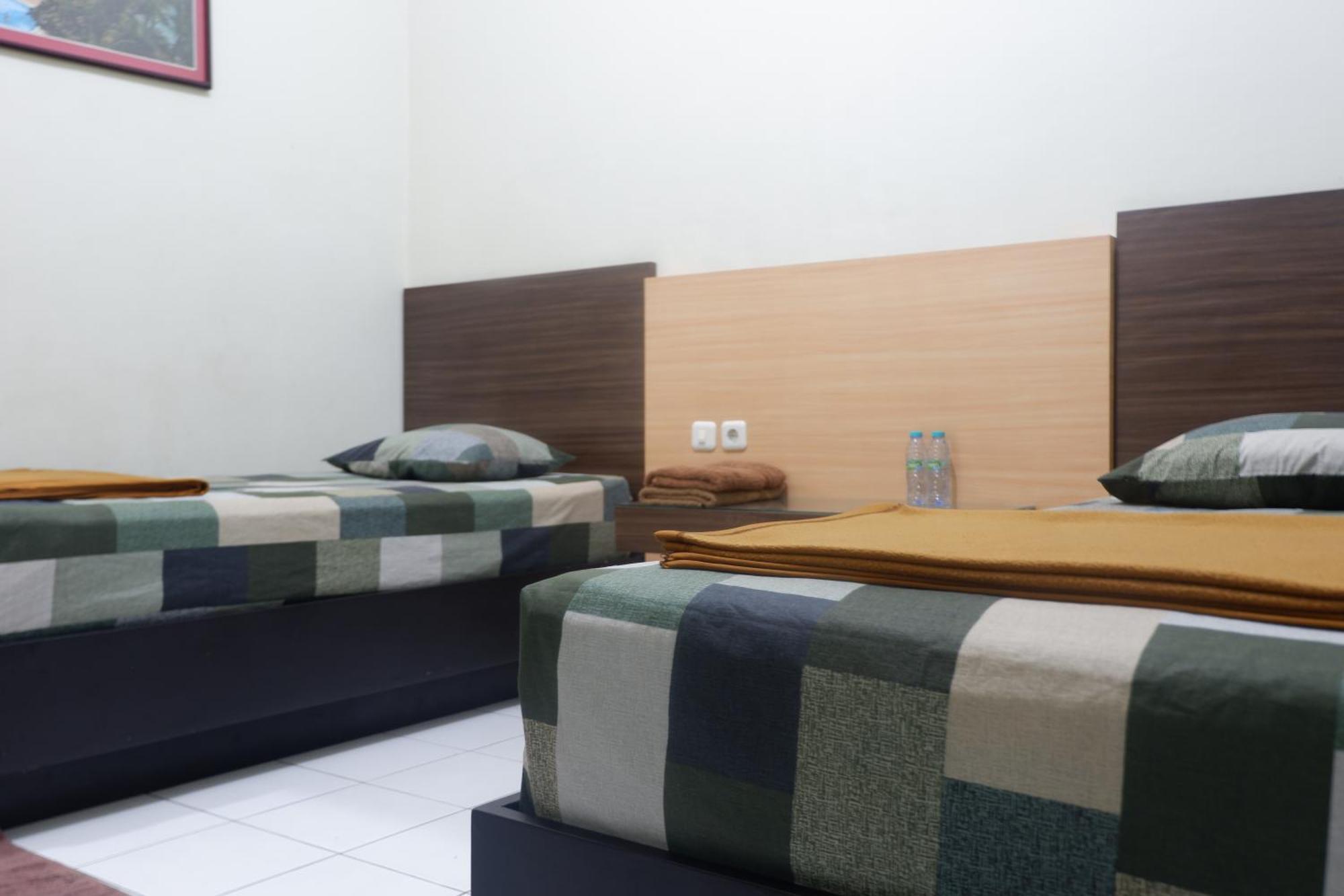 Hotel Taman Indah Madiun Buitenkant foto
