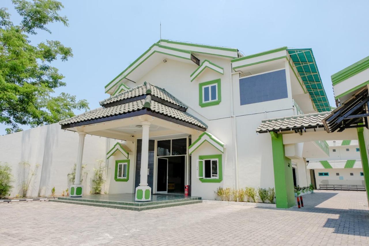 Hotel Taman Indah Madiun Buitenkant foto