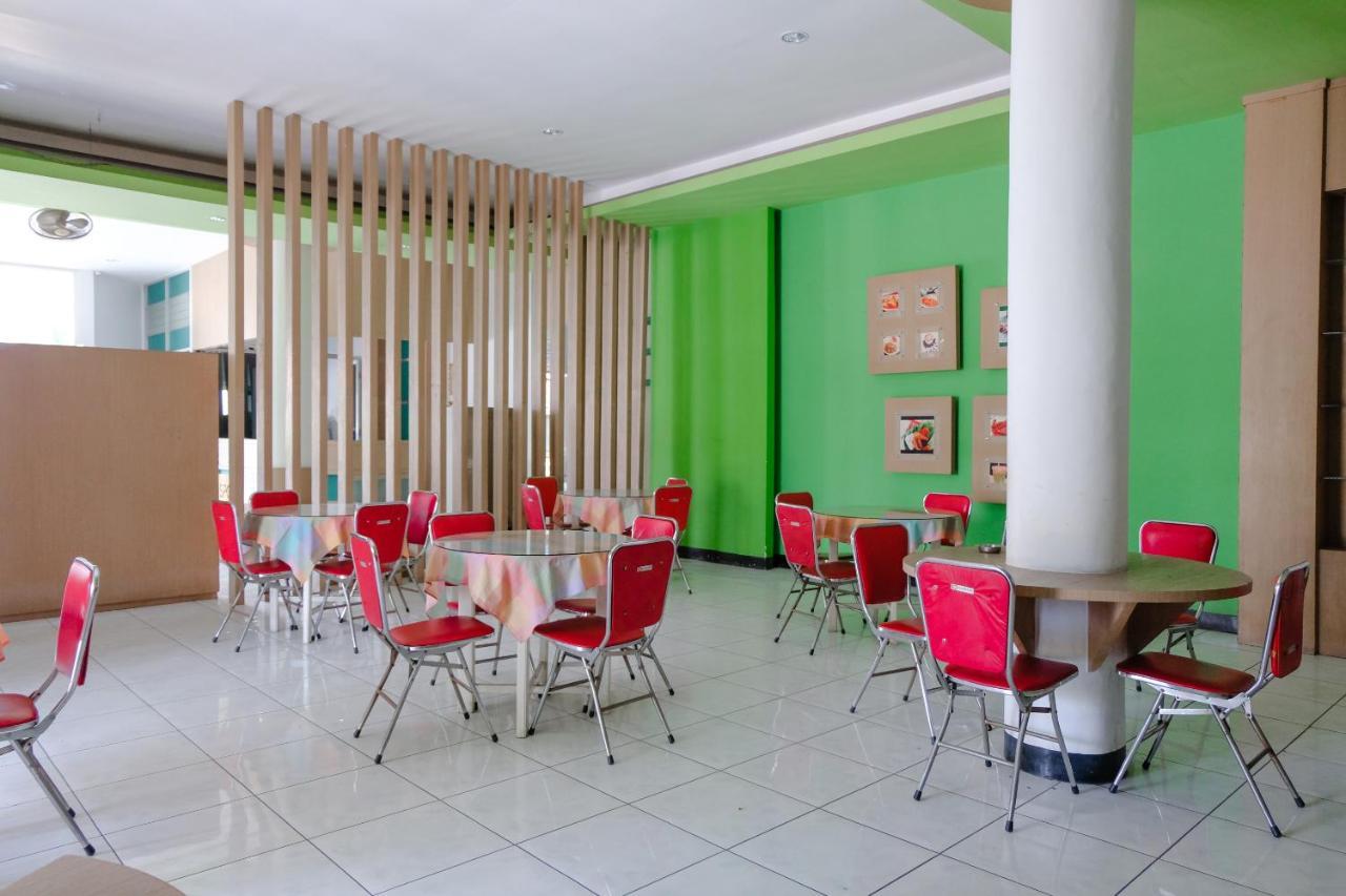 Hotel Taman Indah Madiun Buitenkant foto